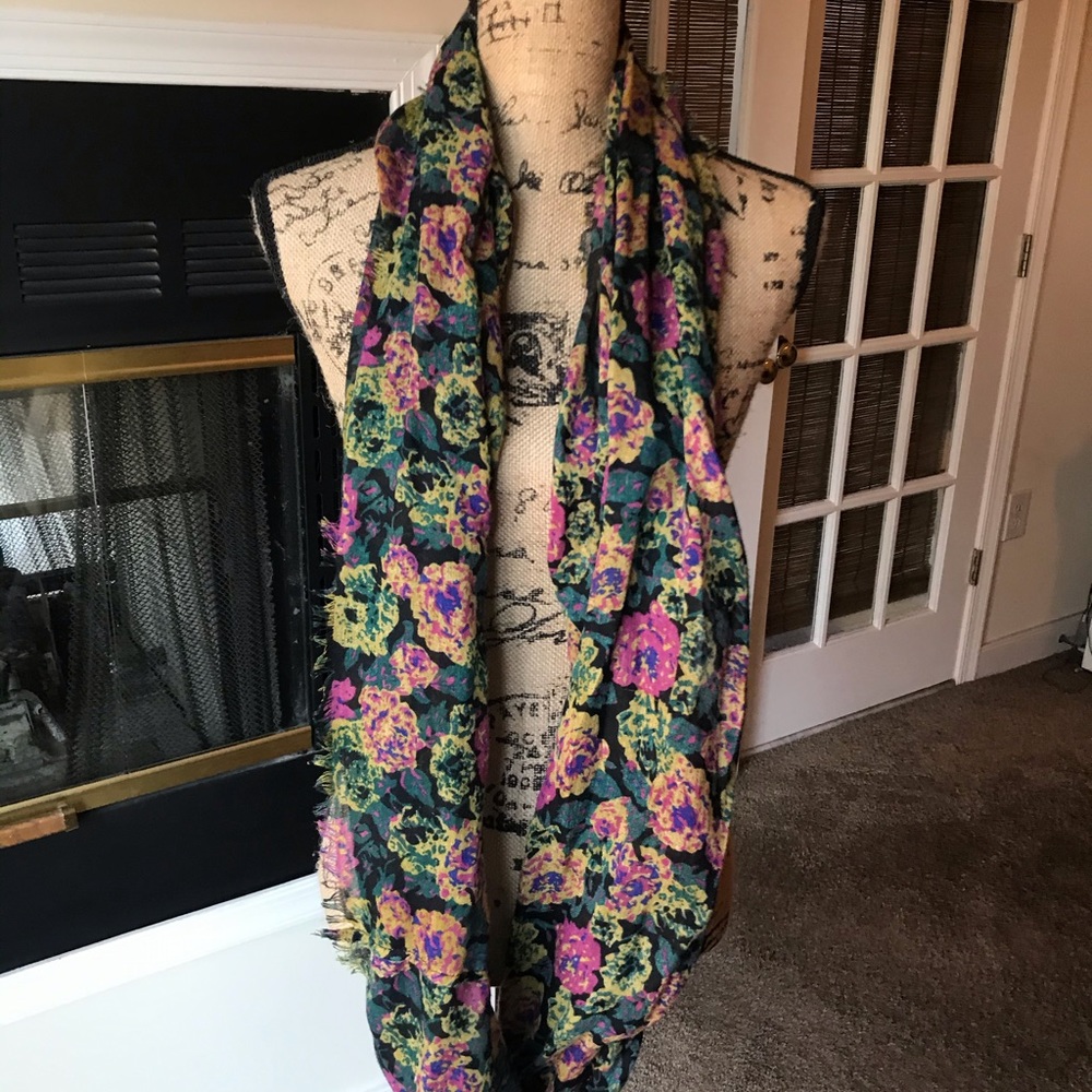 2 Patterned Infinity Scarves - Picture 2 of 3